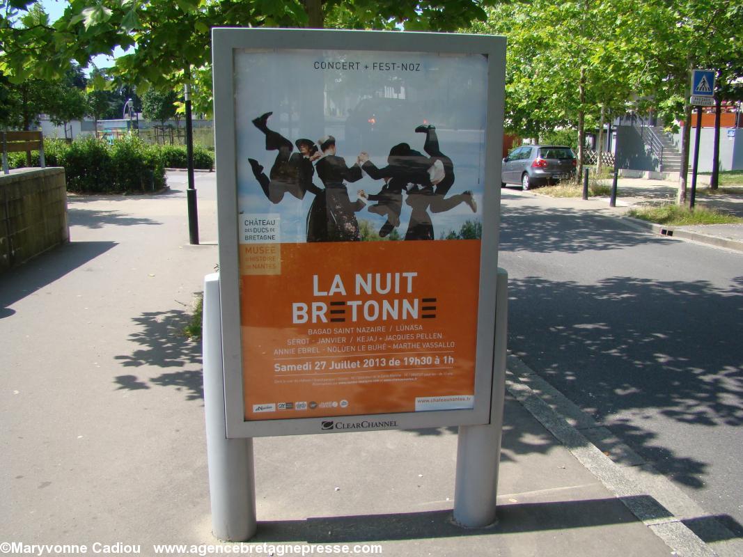 Affiche Nuit bretonne 2013 dans une rue de Nantes.