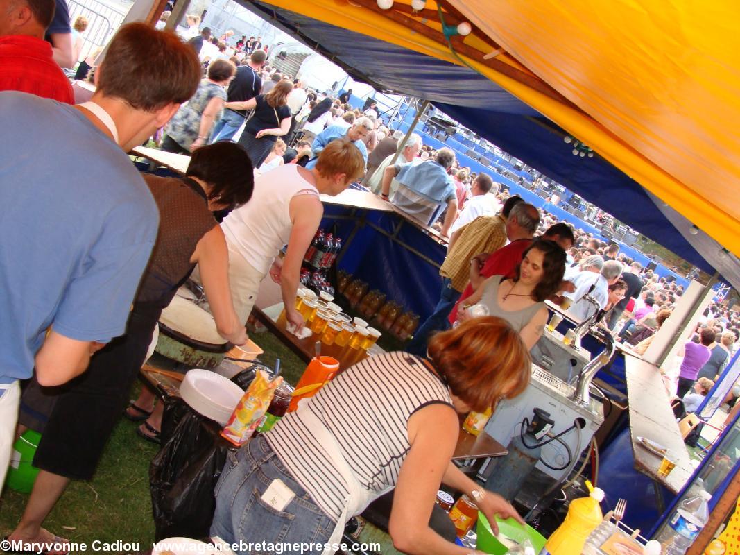 Boissons et crêpes servies par des bénévoles des associations bretonnes de Nantes en juin 2009.