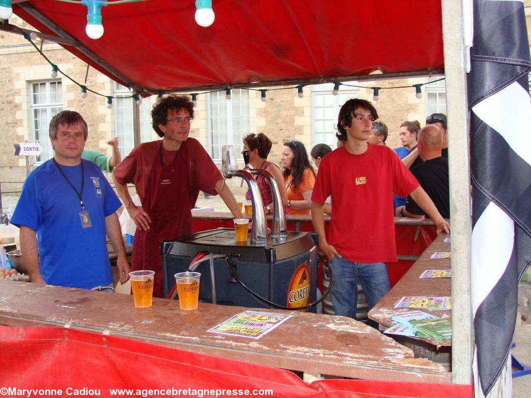 La bière Coreff servie par des bénévoles des associations bretonnes de Nantes en juin 2009.