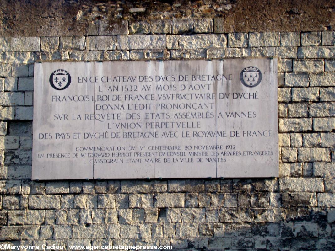 Sur le rempart sud la plaque souvenir de la signature de l'édit d'union de la Bretagne à la France.