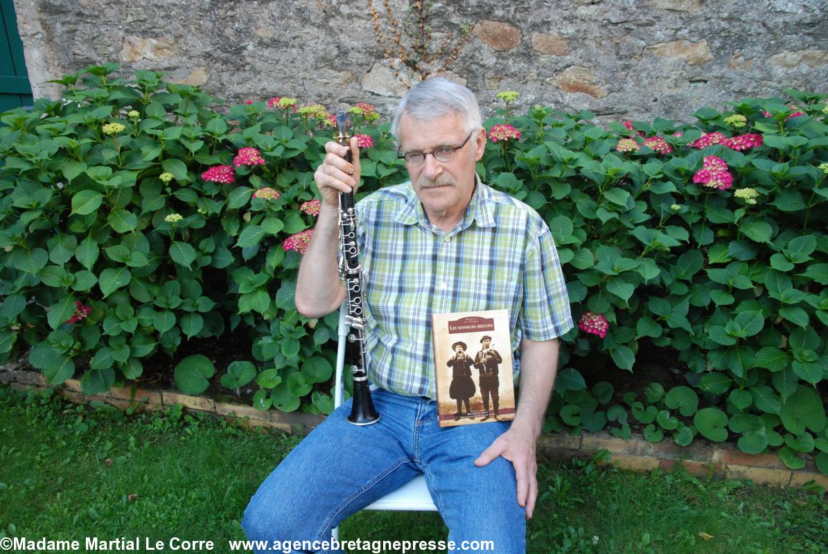 Martial Le Corre photographié par madame, dans son “mini” jardin de la rue Raspail à Nantes ce 8 juillet 2013, pour ABP.