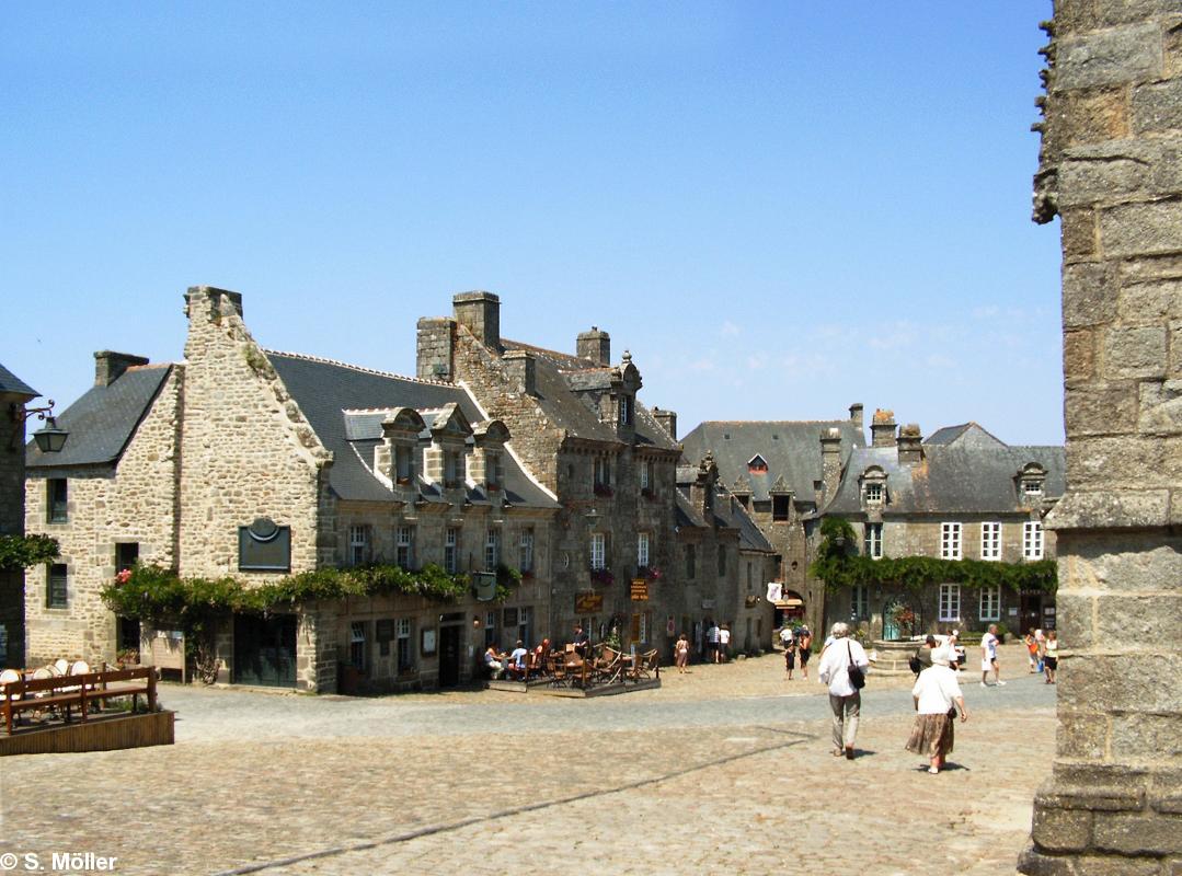 La place de Locronan en 2005. Le puits est en bas. Photo de S. Möller (domaine public).