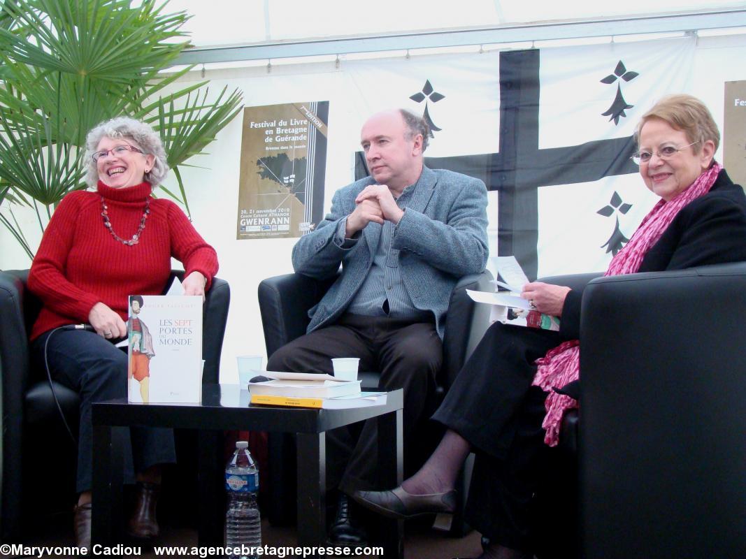 Christiane Kerboul-Vilhon (à dr.) et Françoise Pomard animent les rendez-vous littéraires du Festival du Livre en Bretagne de Guérande. Ici avec Roger Faligot.