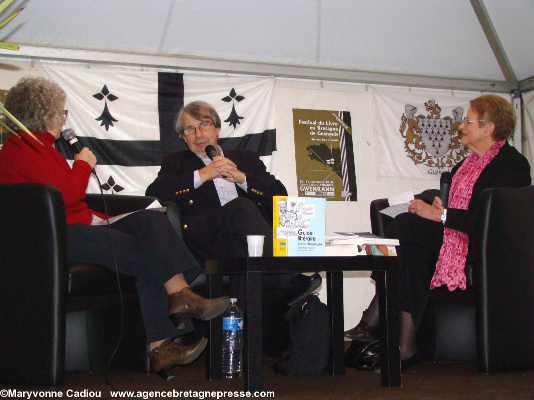 Françoise Pomard et Christiane Kerboul-Vilhon avec Jean-Yves Paumier pour son Guide littéraire de Loire-Atlantique. FLBG 21nov.2010.