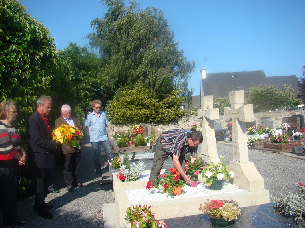 Gunther Decker, maire de Betziesdorf pose un plant sur la tombe de Robert Omnès, fondateur du jumelage