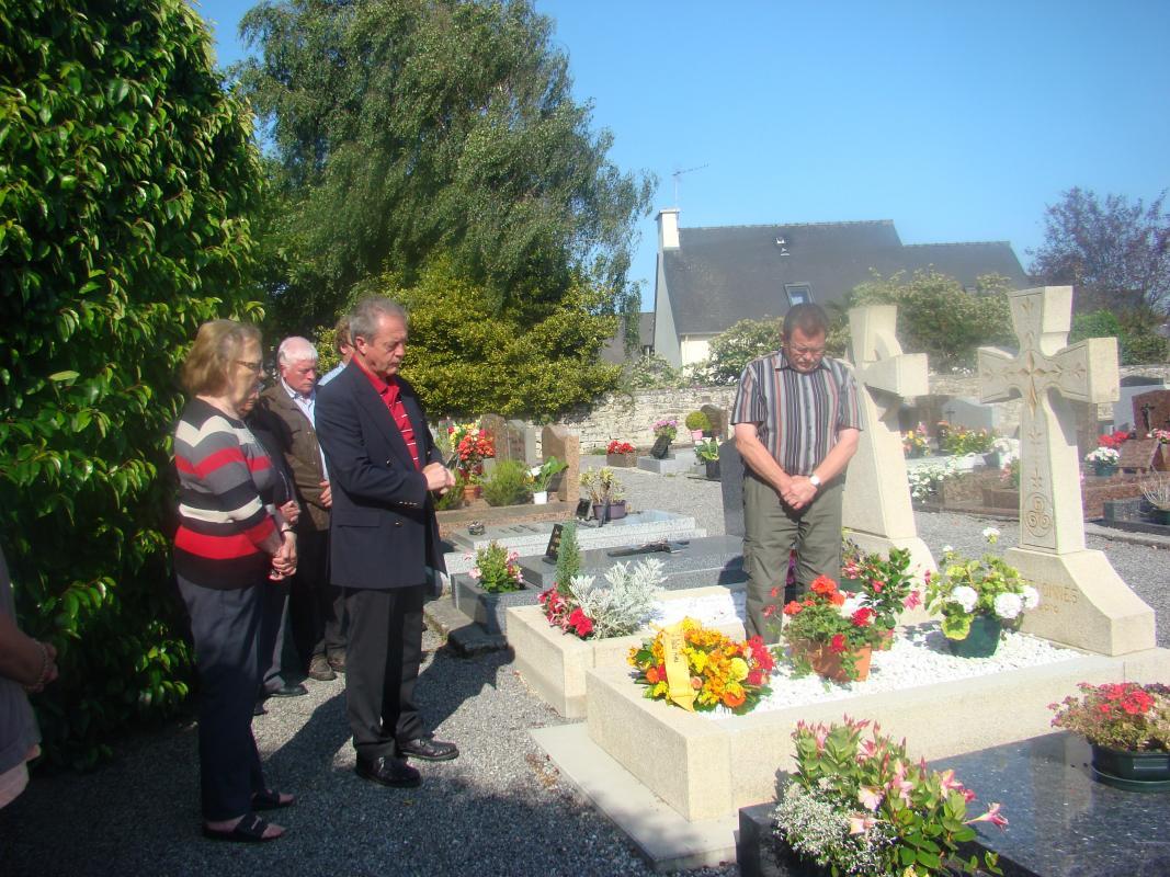 Une minute de recueillement devant la tombe, en présence de Jéva Omnès, son épouse.