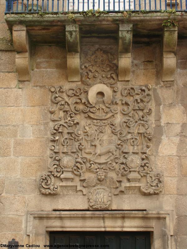 Ourense. Une sculpture praza Maior (8 mai 2010).