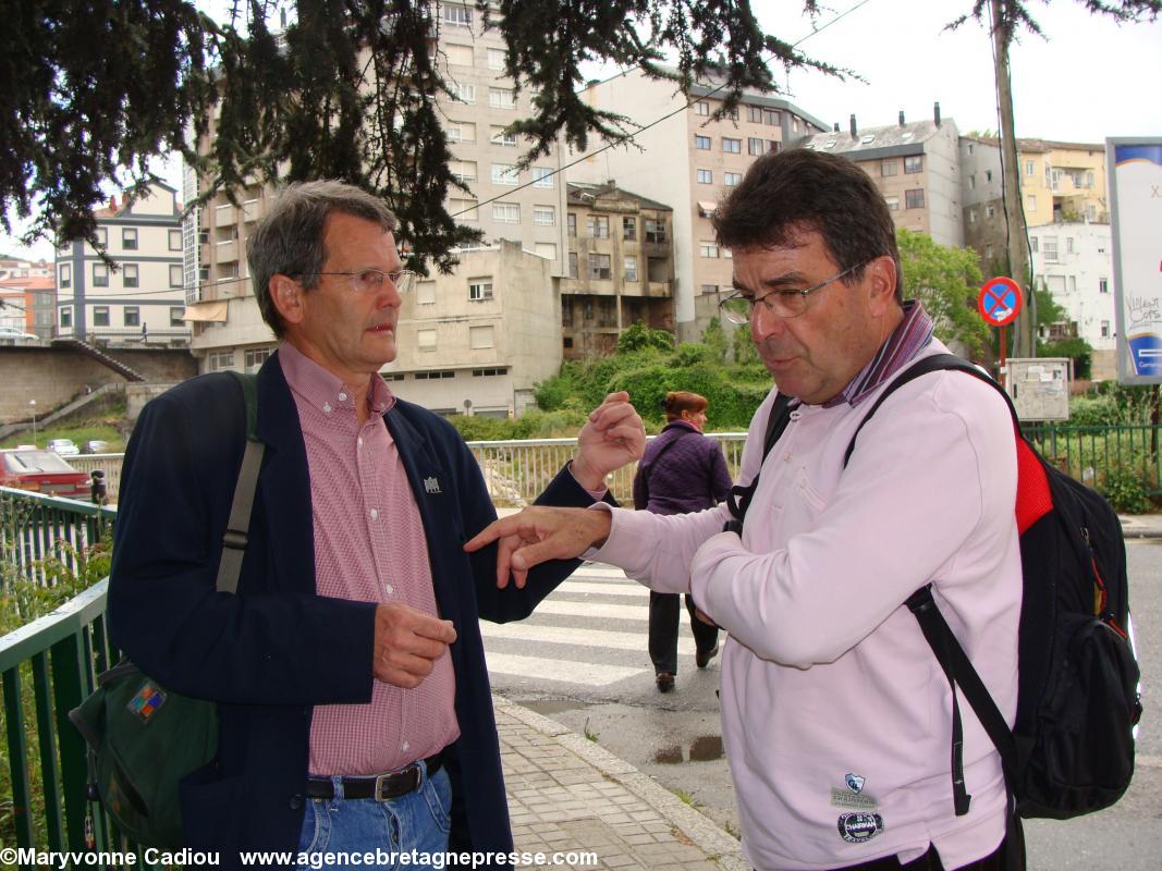 À Ourense Pierre Joubin (à dr.), président du comité Bretagne-Galice, rencontre Jean-René Dagouat, président du jumelage Kemper-Ourense, lors d'un voyage en Galice organisé par le comité en mai 2010.