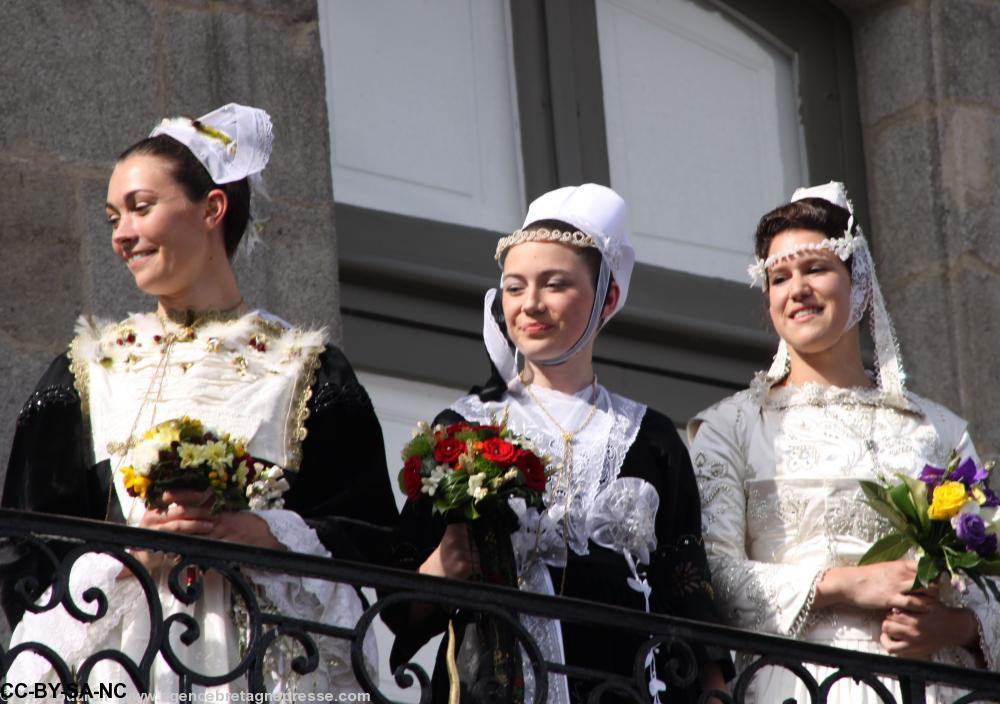 La reine de Cornouaille 2012, Diane Soubigou, entourée de ses demoiselles d'honneur.