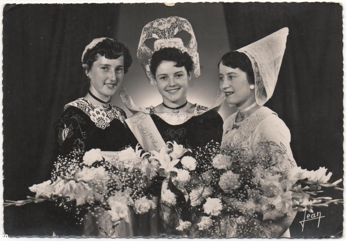 1954. La reine de Cornouaille d'Elliant entourée de ses demoiselles d'honneur, de Spezet à sa droite et de Huelgoat à sa gauche (coll. particulière).