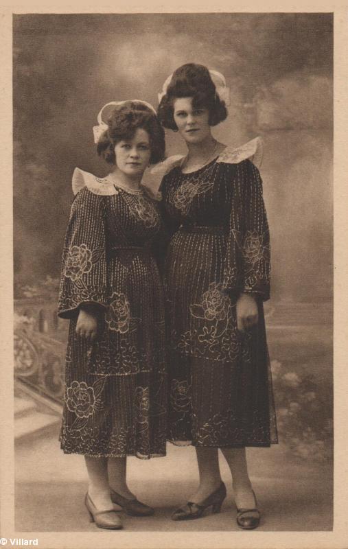 Deux jeunes élégantes de Rosporden (sans date années 30 ?). Coll. particulière.