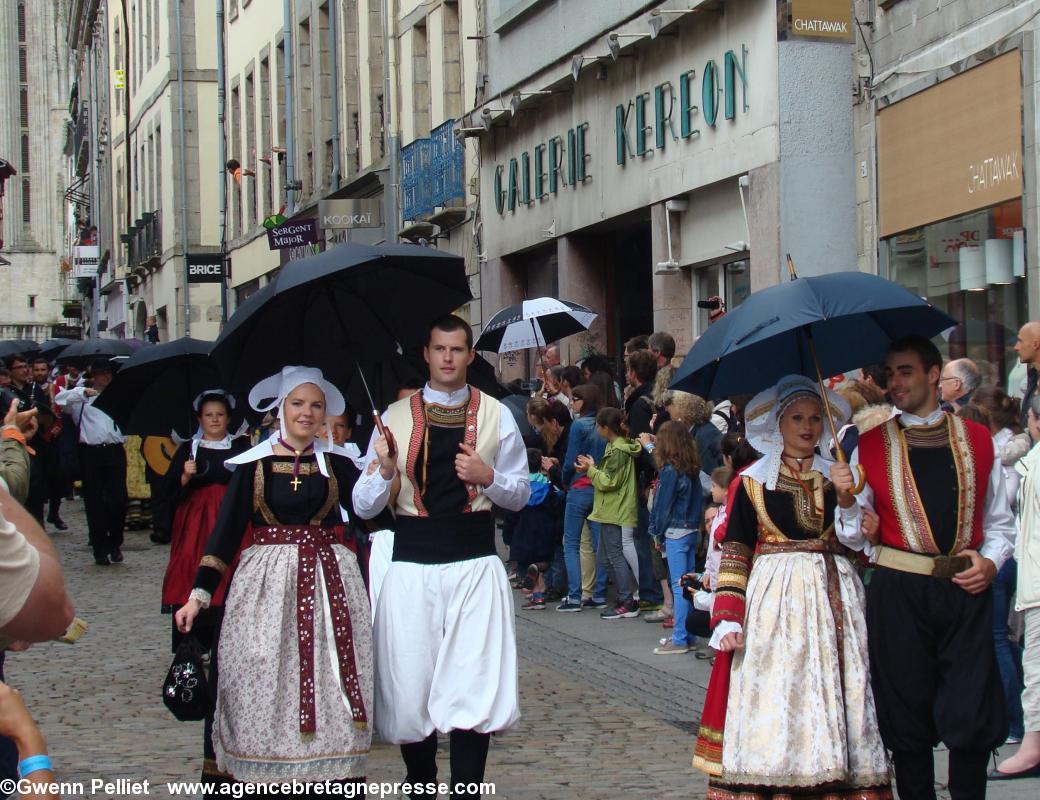 Le cercle Kanfarded Sant-Evarzeg de Saint-Évarzec a ouvert les parapluies...