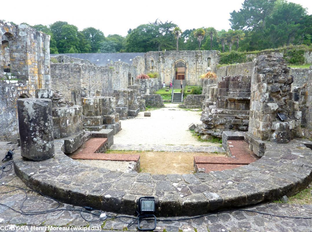 Ruines de l'abbaye de Saint-Guenolé en Landevennec. Vue opposée à celle de la photo 2.