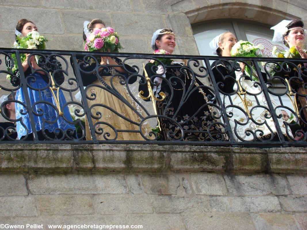 La Reine de Cornouaille et ses 4 demoiselles d'honneur viennent d'apprendre leur élection.