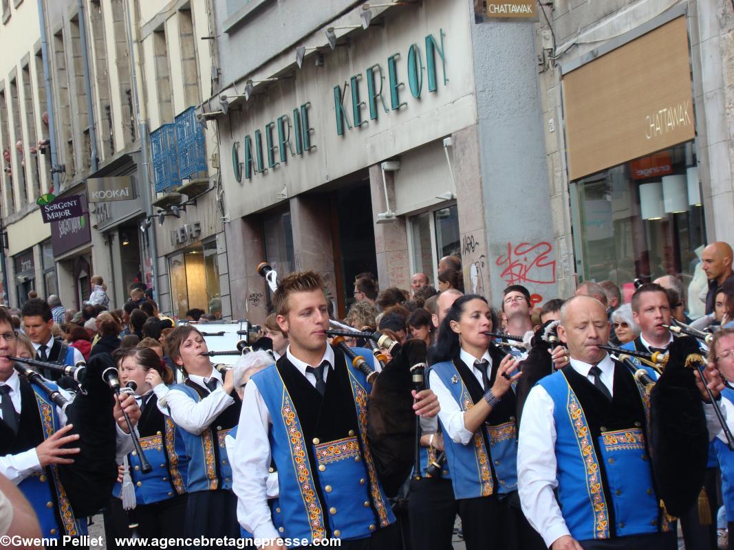 Le bagad d'Ergué-Armel lors du défilé du Cornouaille 2013