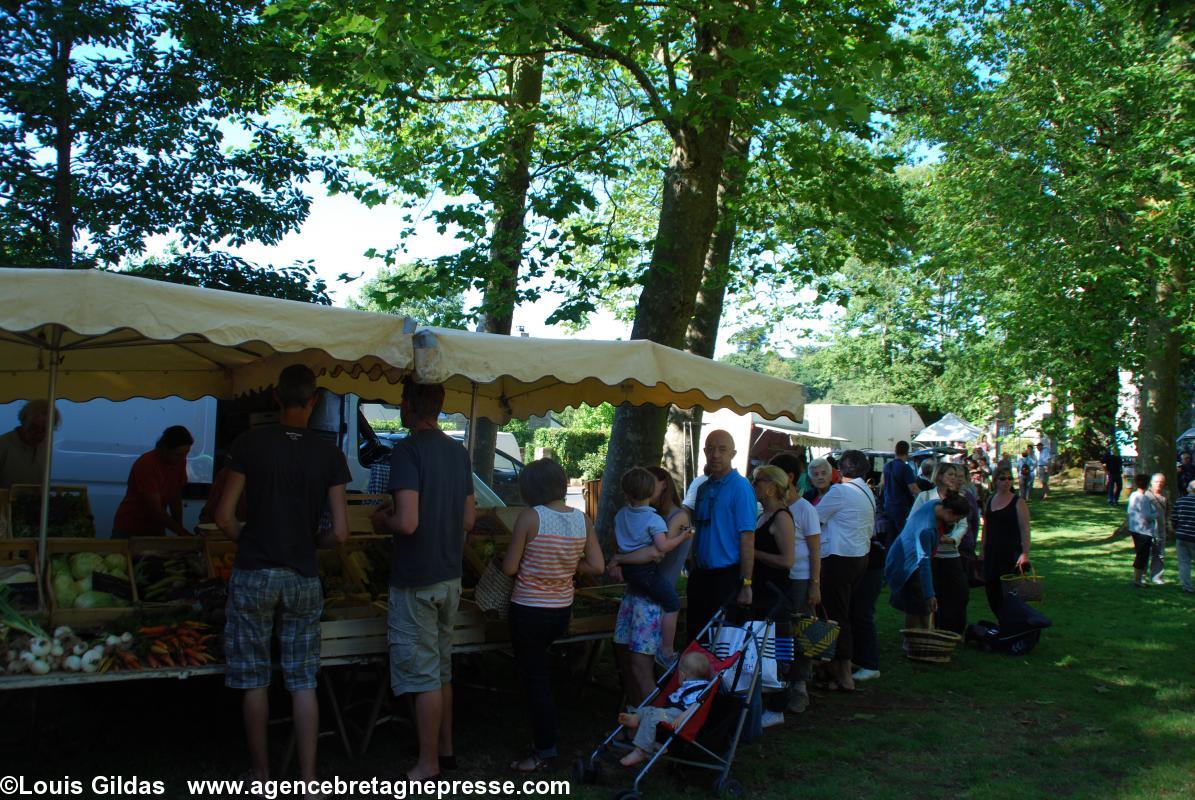 Emplettes sous les frondaisons