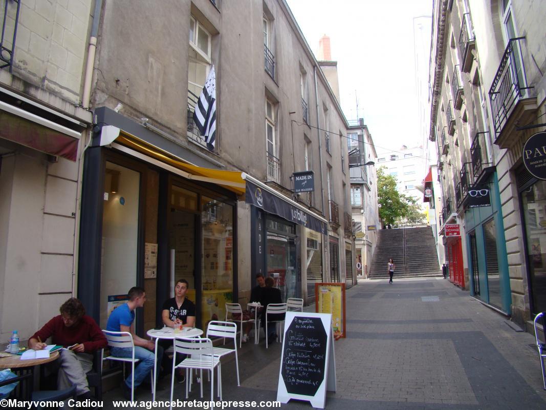 À Nantes la crêperie bretonne just billig ! rue de l'Échelle arbore un drapeau breton.