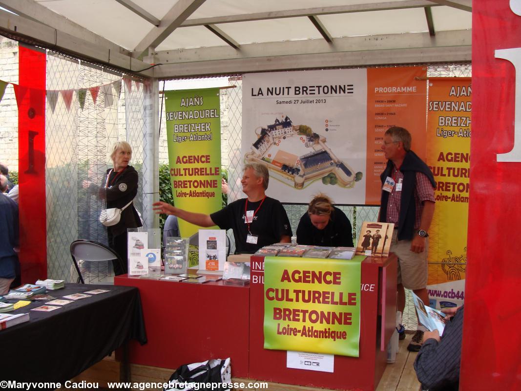 Le stand de l'Agence culturelle bretonne de Nantes avant la nuit et la panne de lumière.