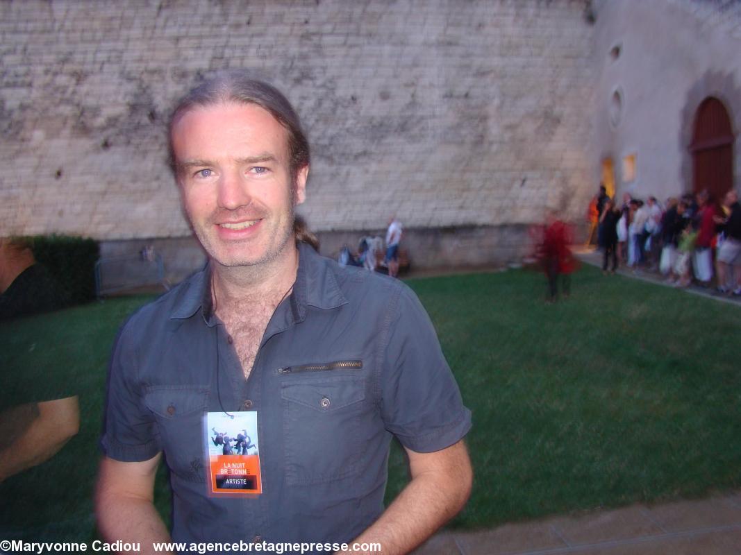 Cillian Vallely joueur de uillean pipe de Lúnasa après le spectacle à Nantes.