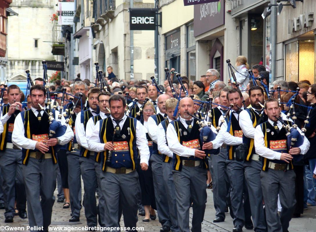 Le bagad Kemper lors du Festival de Cornouaille 2013.