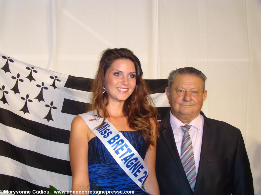 La vraie miss Bretagne (celle de 2010) Justine Petaut, élue à Touvois en  Loire-Atlantique (Bretagne) grâce à Mme de Fontenay, en compagnie de Rémi Forest président de Touvois Animations (ABP19679).