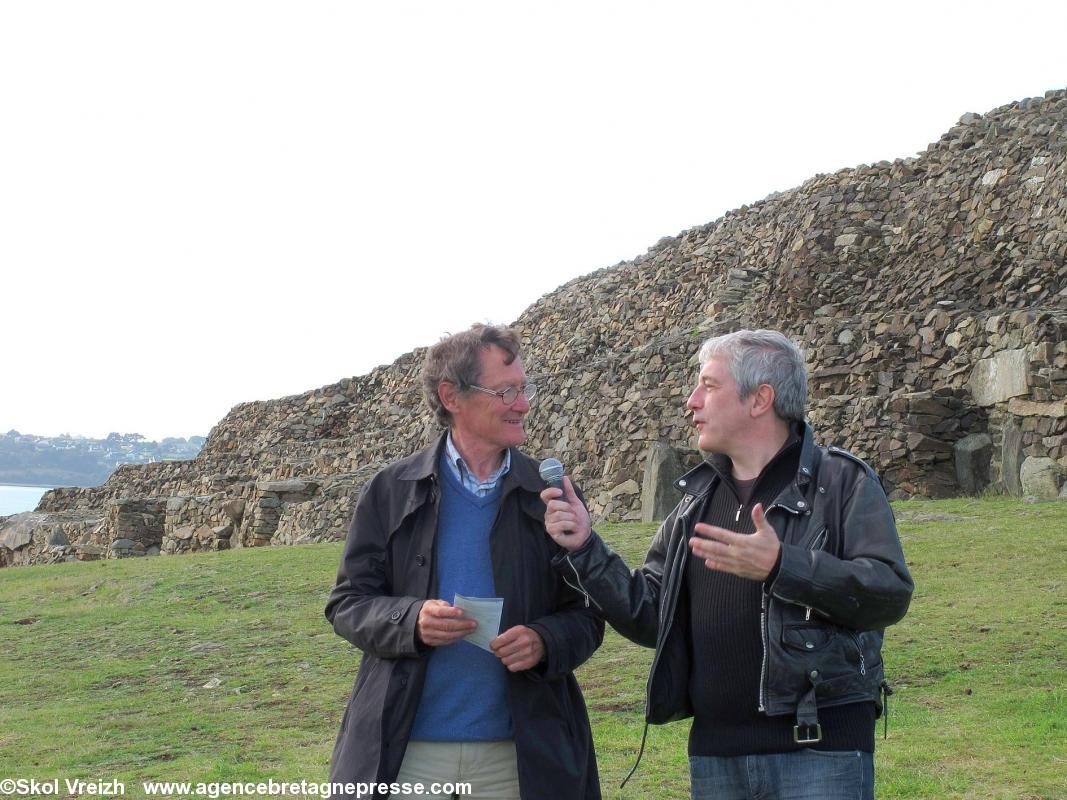 Jean-Jacques Monnier et Oliver Caillebot devant le Cairn de Barnenez