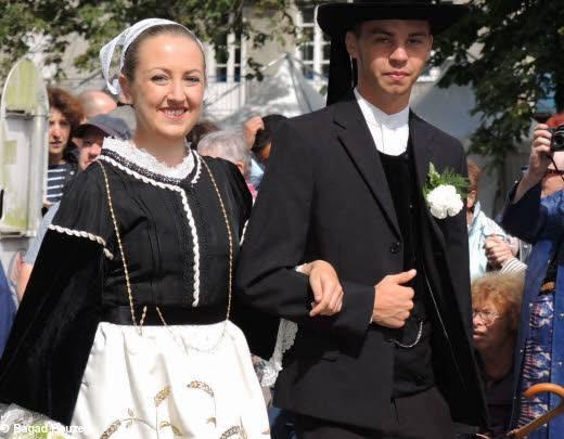 Manon Velly au festival de Cornouaille 2013 en costume de mariée <i>Capenn</i> de 1925. Elle défile avec son cavalier Raphaël Maréchal. Elle sera 3e demoiselle d'honneur de la reine de Cornouaille 2013.