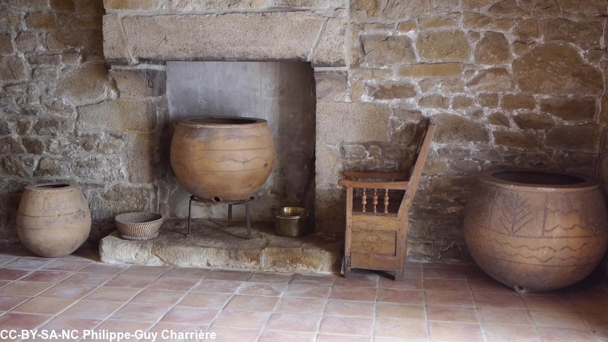 De gauche à droite : charnier, cuveau à lessive, fauteuil du tad-kozh/grand-père