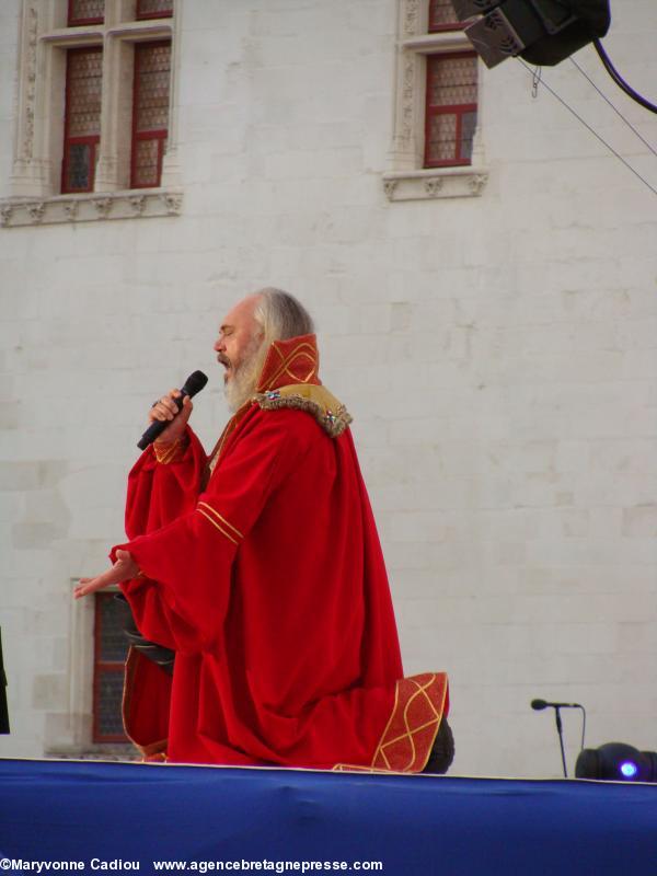 Christian Décamps en François II duc de Bretagne lors de l’opéra-rock Anne de Bretagne à Nantes en 2010 (le 30 juin).