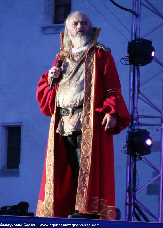 Christian Décamps en François II duc de Bretagne lors de l’opéra-rock Anne de Bretagne à Nantes en 2010 (le 30 juin).