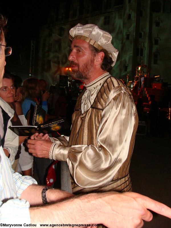 Alan Simon en Philippe II d’Aragon et en dédicaces après l’opéra-rock Anne de Bretagne à Nantes en 2010.