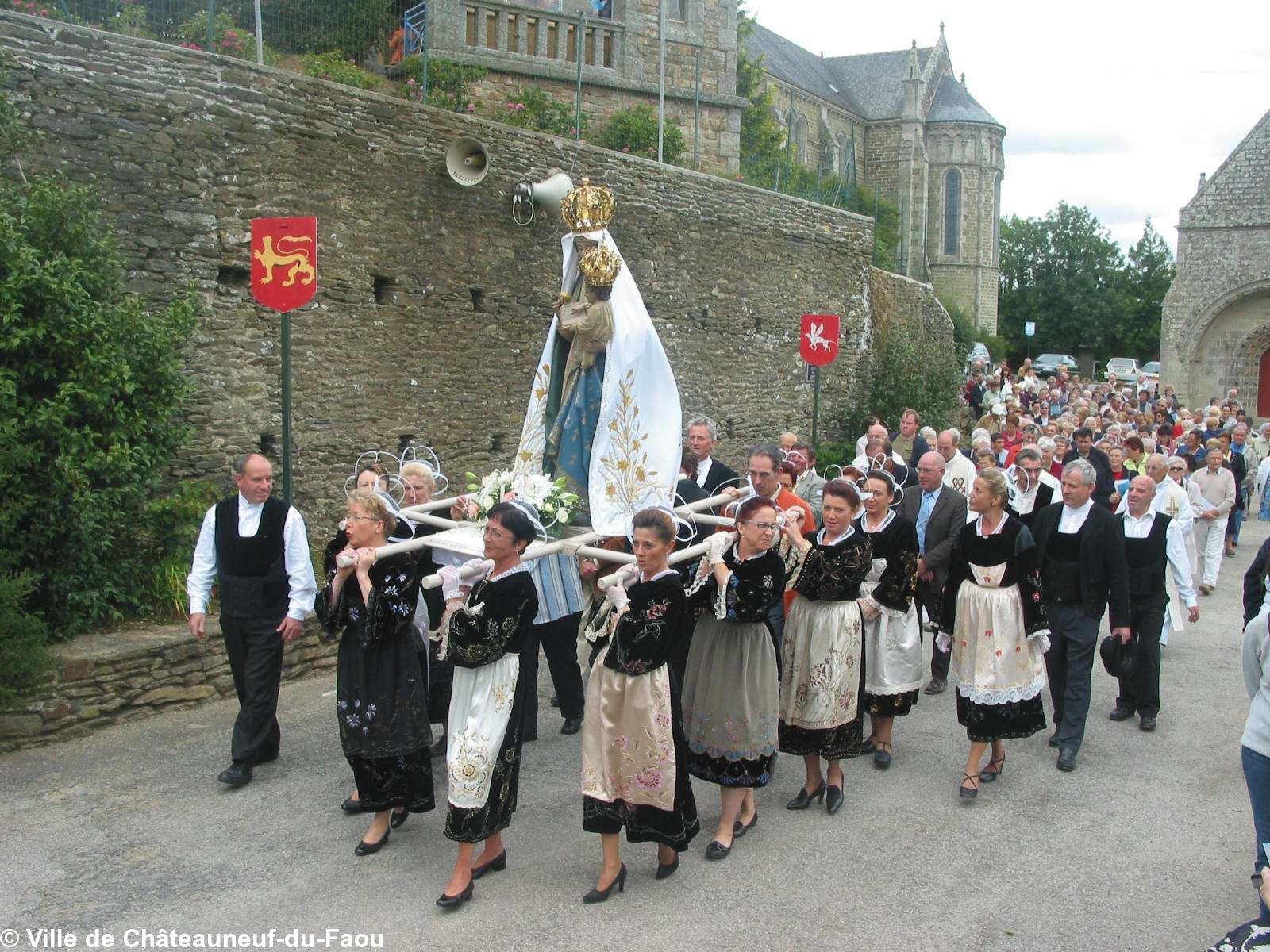 Les femmes cinquantenaires portent la statue de la Vierge en procession dans la ville de Chateauneuf.