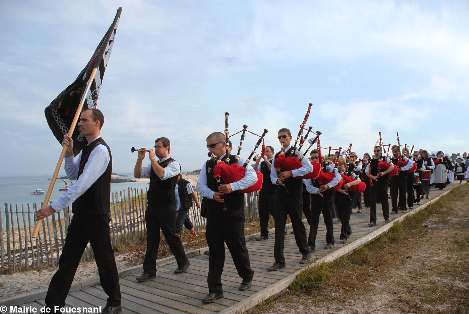 la procession avec le bagad Bro Foën