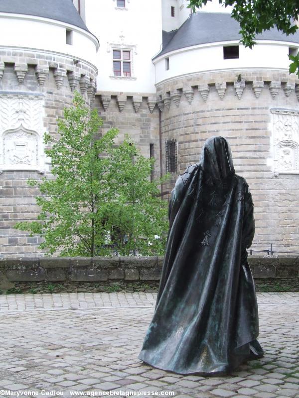 Statue d'Anne de Bretagne (Jean Fréour) devant le chateau des Ducs de Bretagne à Nantes