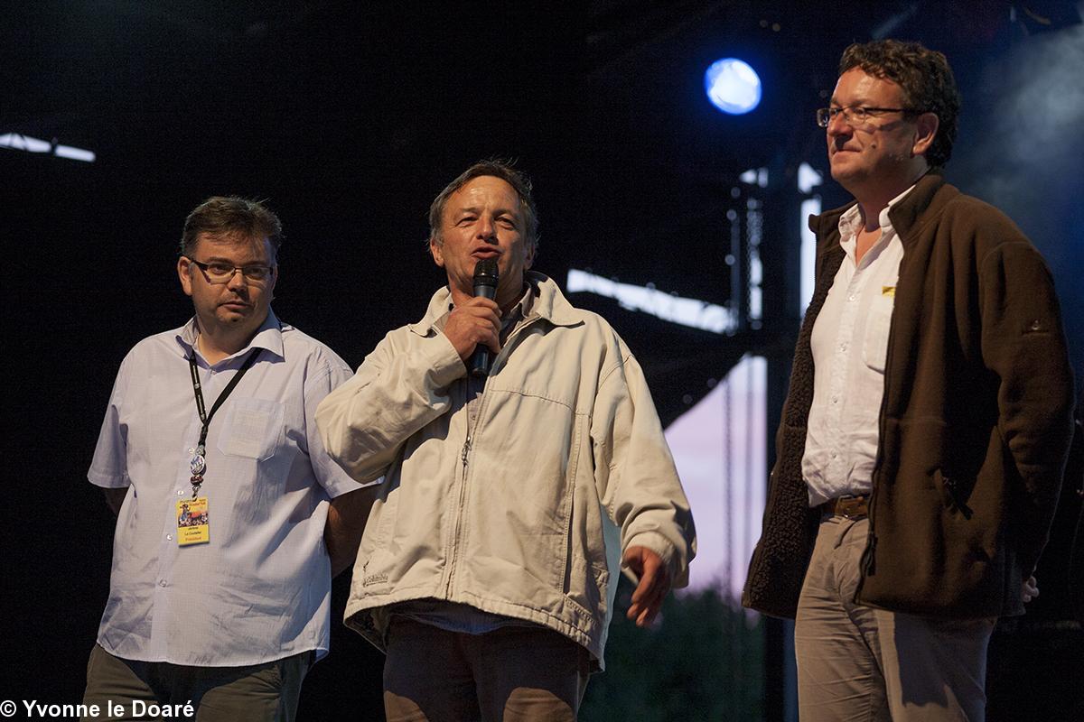 De gauche à droite; Jérôme le Coutaller, nouveau Président du Mondial Folk, Pierre Plouzennec, maire de Plozévet et et Michel Cannevet, Président de la Communauté de communes du Haut Pays bigouden.