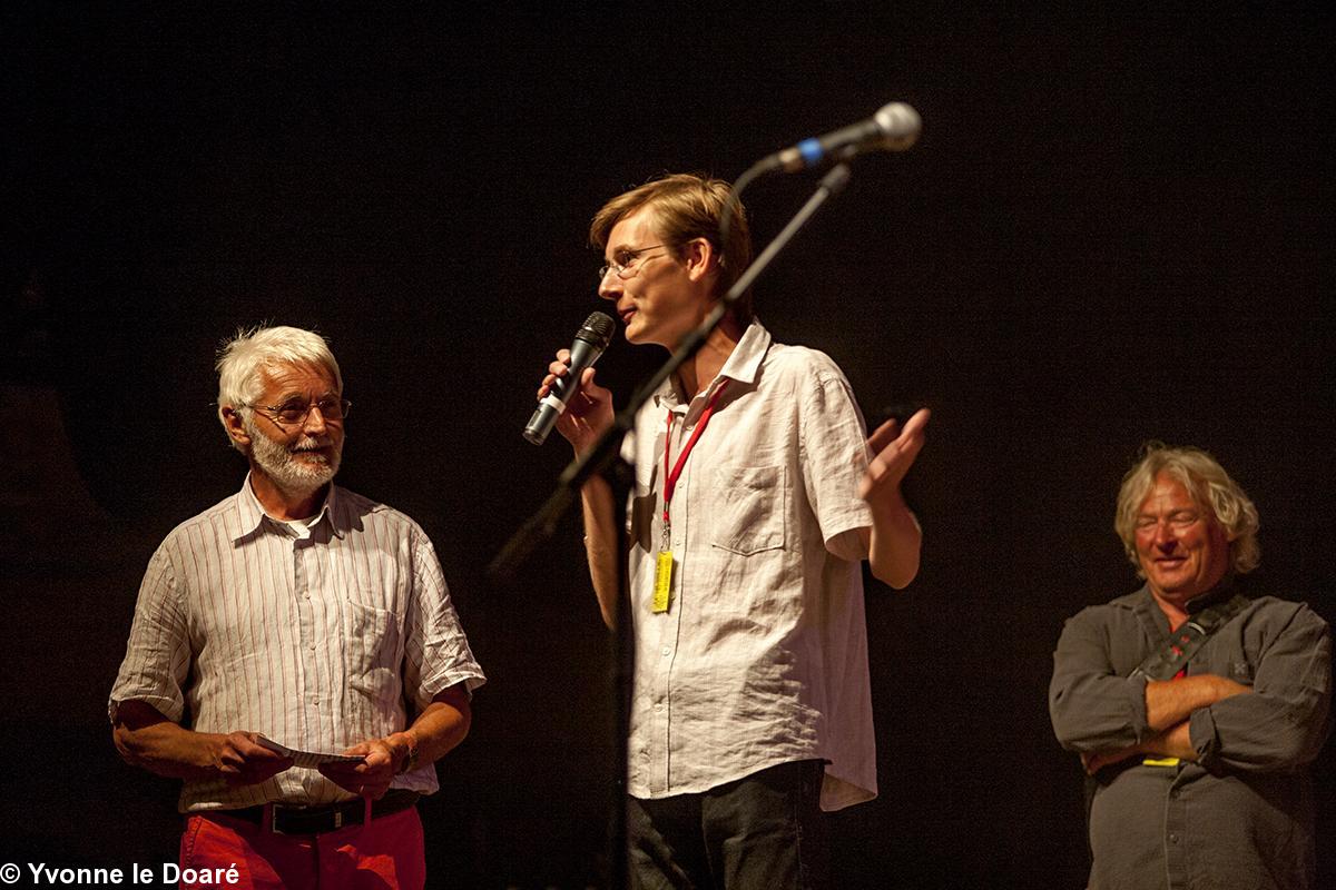 Alexandre, interprète du groupe d'Omsk, de Sibérie, se souviendra longtemps de ses 19 ans , marqués sur la scène du Mondial Folk. A ses cotés, Pierrôt Bosser. Président pendant 25 ans du festival.