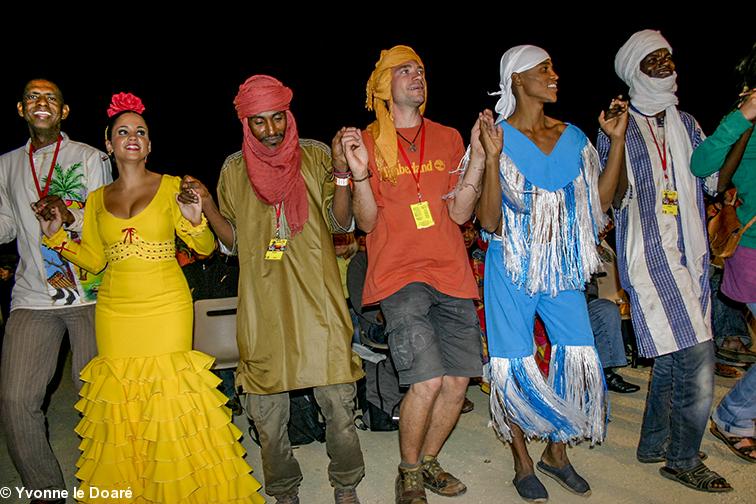 Soirée de clôture:Soirée de clôture; Andro final avec tous les participants et les bénévoles du festival