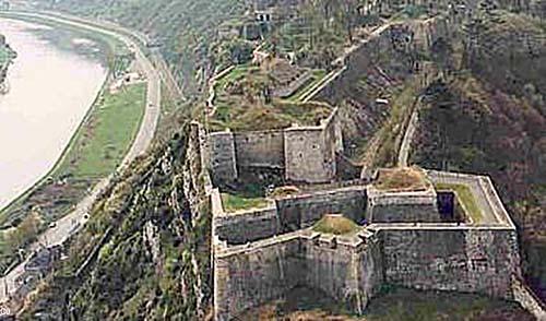 Le fort de Charlemont. Le 19RI aurait dû y être cantonné. Dur à prendre avec des chars.On voit bien sur cette photo que les berges de la Meuse en contrebas sont indéfendables.