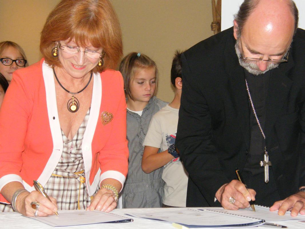 Signature de la charte Ya d'ar Brezhoneg par Mgr Centène et Léna Louarn