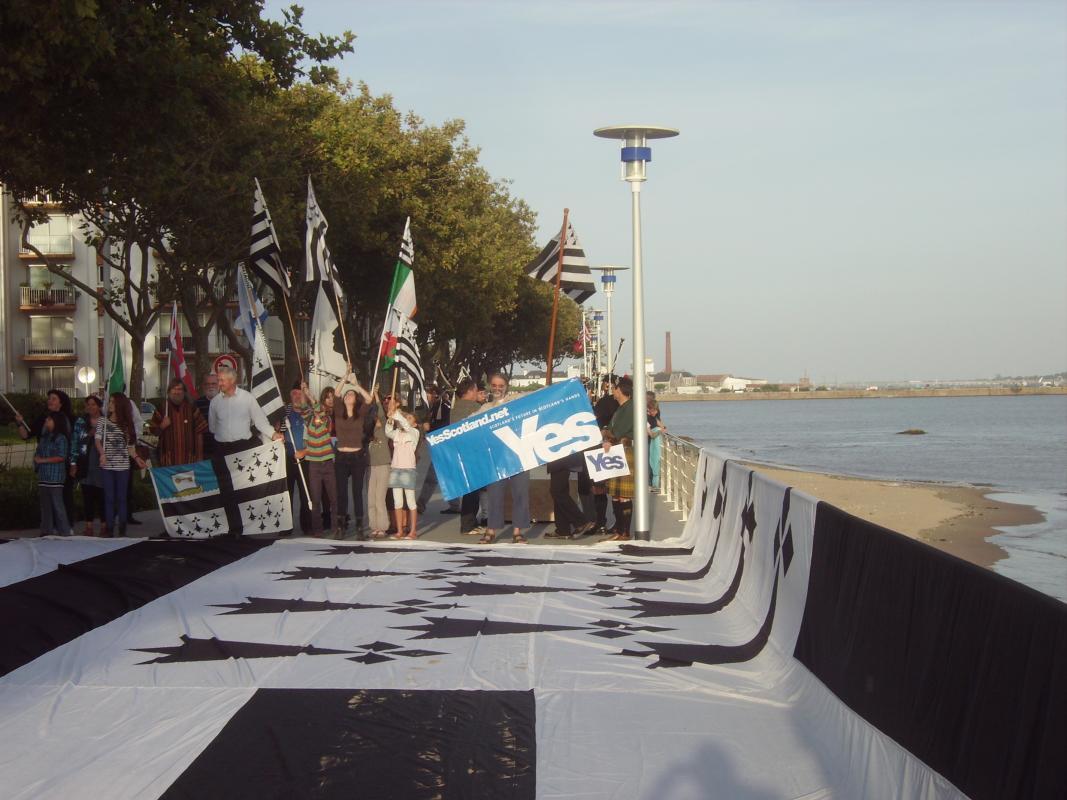 Sous le soleil breton les manifestants ont déployé près du Monument Américain le plus grand Gwenn ha Du du monde en soutien au peuple écossais