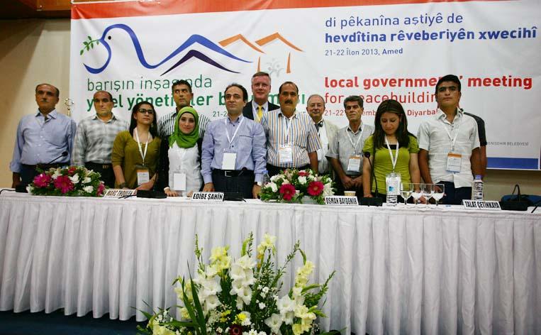 Osman Baydemir, maire de Diyarbakir et président de l’Union des Municipalités du sud-est anatolien, entouré d’élus hollandais, syriens, basques et catalans.