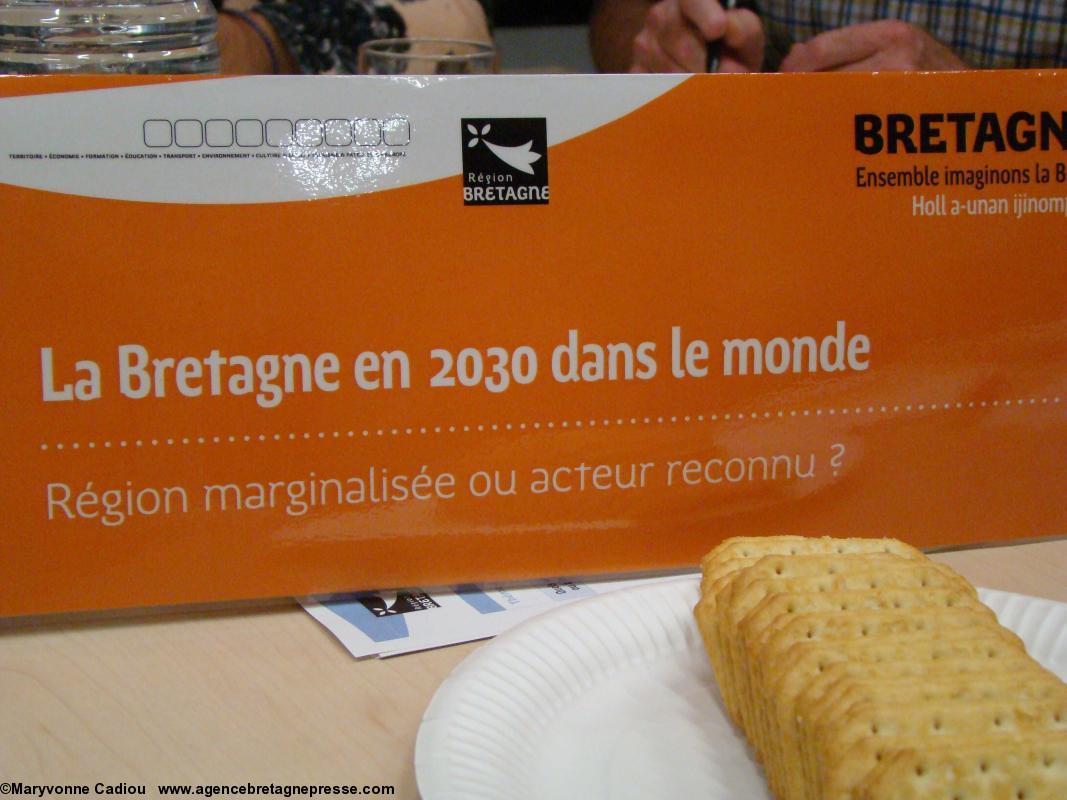 Bretagne 2030 Paris. Les thèmes par table avec eau et amuse-gueules.