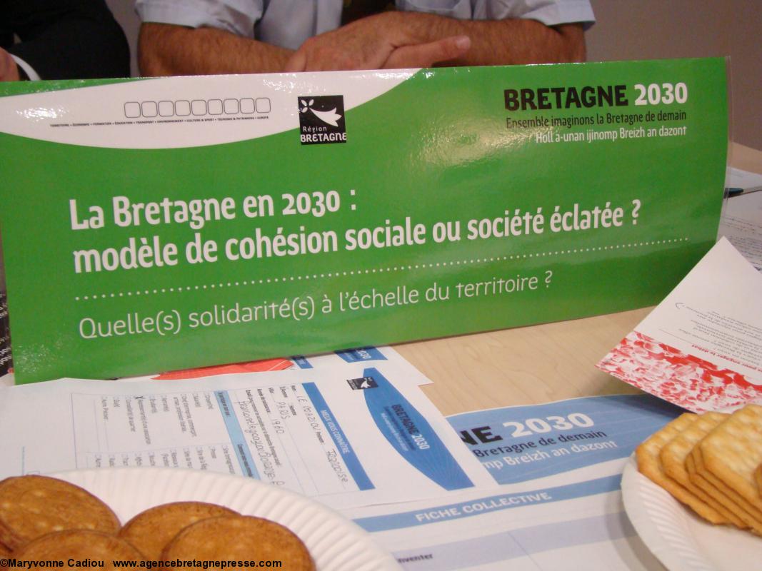 Bretagne 2030 Paris. Les thèmes par table avec eau et amuse-gueules.