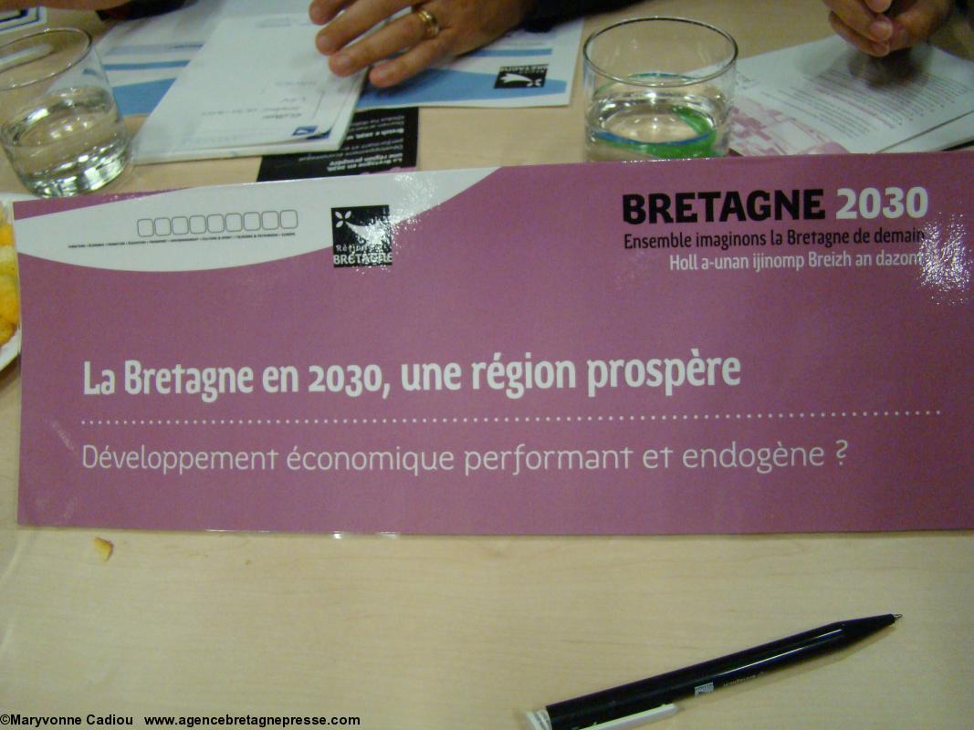 Bretagne 2030 Paris. Les thèmes par table avec eau et amuse-gueules.