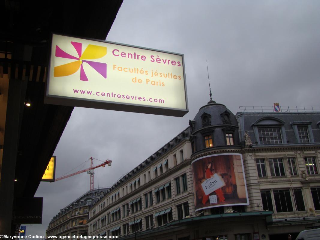 L’entrée du Centre Sèvres de Paris en face du Bon Marché.