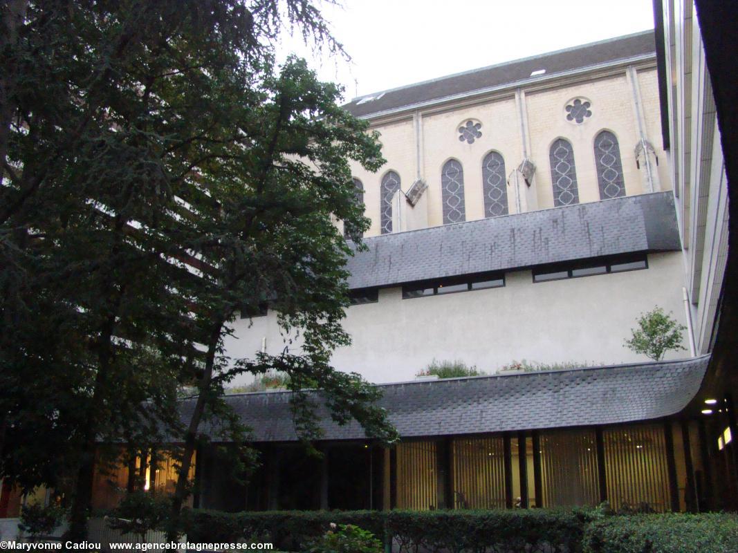 Centre Sèvres de Paris. L’église Saint Ignace (de Loyola) enclavée dans les immeubles modernes n’est plus visible de la rue. 