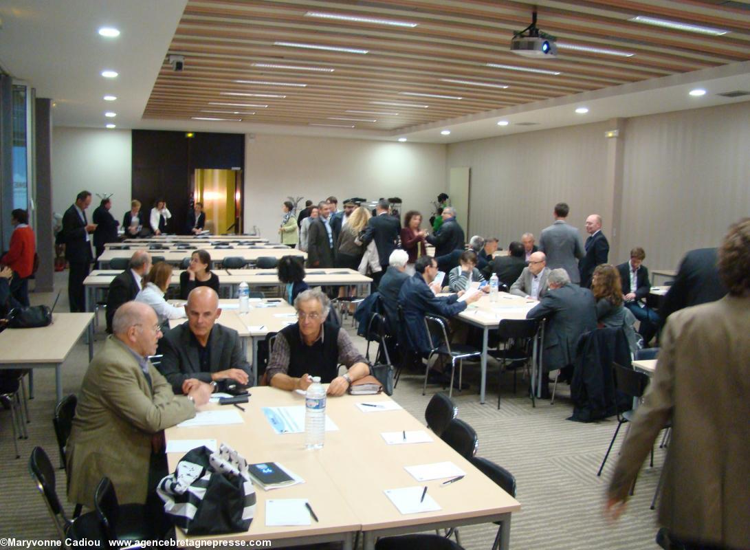 Bretagne 2030 Paris. Les participants arrivent peu à peu. Jean-Simon Mahé à gauche.