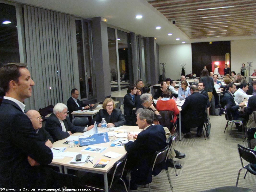 Bretagne 2030 Paris. Les tables se sont formées par thème.