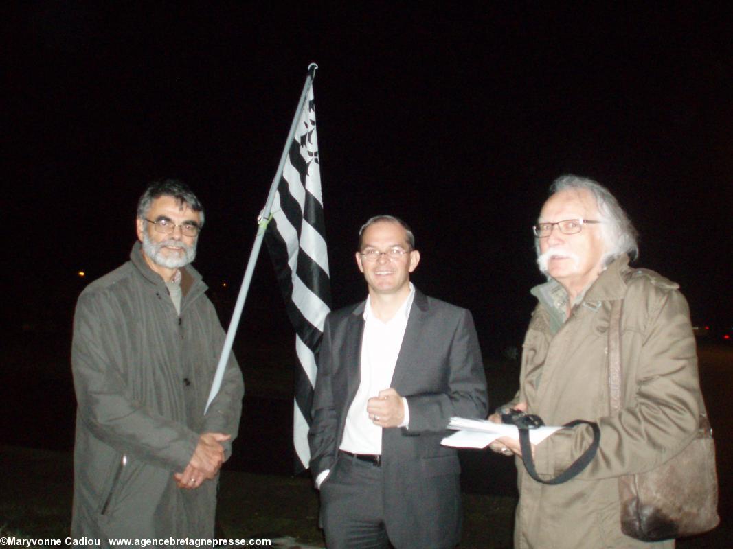 Gourin. Alan Le Gal (drapeau) et Iffig Cochevelou du Comité de Lorient de Bretagne Réunie expliquent la situation à David Le Solliec maire de Gourin.