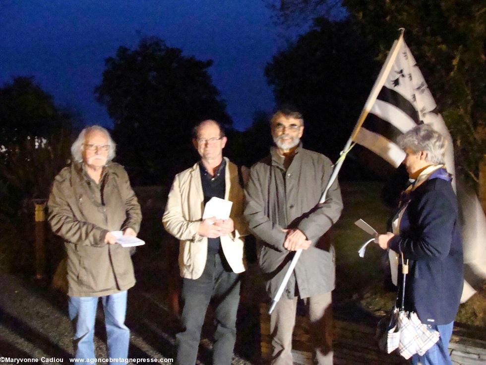 Gourin. En compagnie de Yann-Fañch Jacq pour le journal en breton Ya ! (veste claire) une partie du comité de Lorient distribuant des tracts. Iffig Cochevelou à gauche, Alan Le Gal (drapeau) et Catherine Latour.